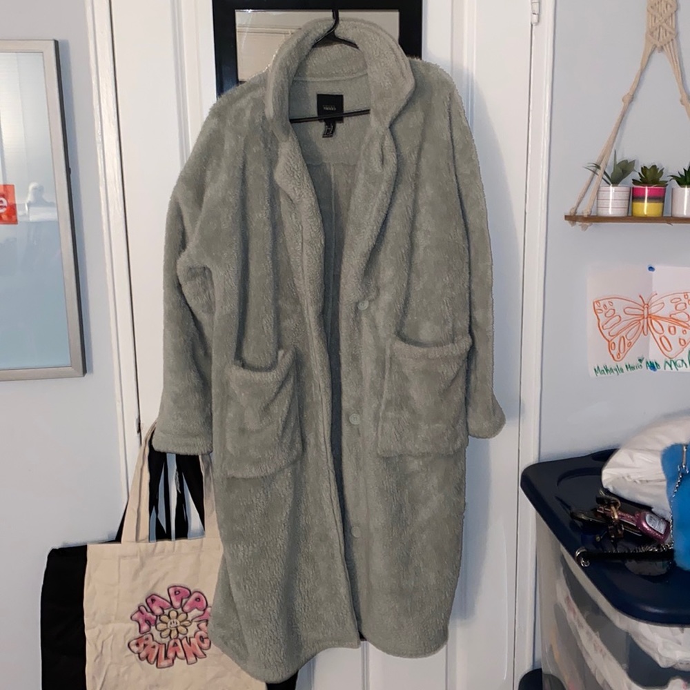 fur sherpa jacket (pockets and buttons) ( the jacket is light green)